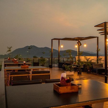 Отель The Courtyard - Beyond Bar & Club Удайпур Экстерьер фото