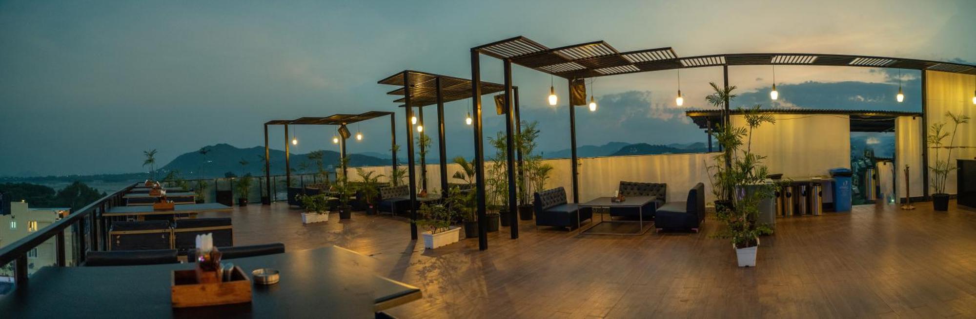 Отель The Courtyard - Beyond Bar & Club Удайпур Экстерьер фото
