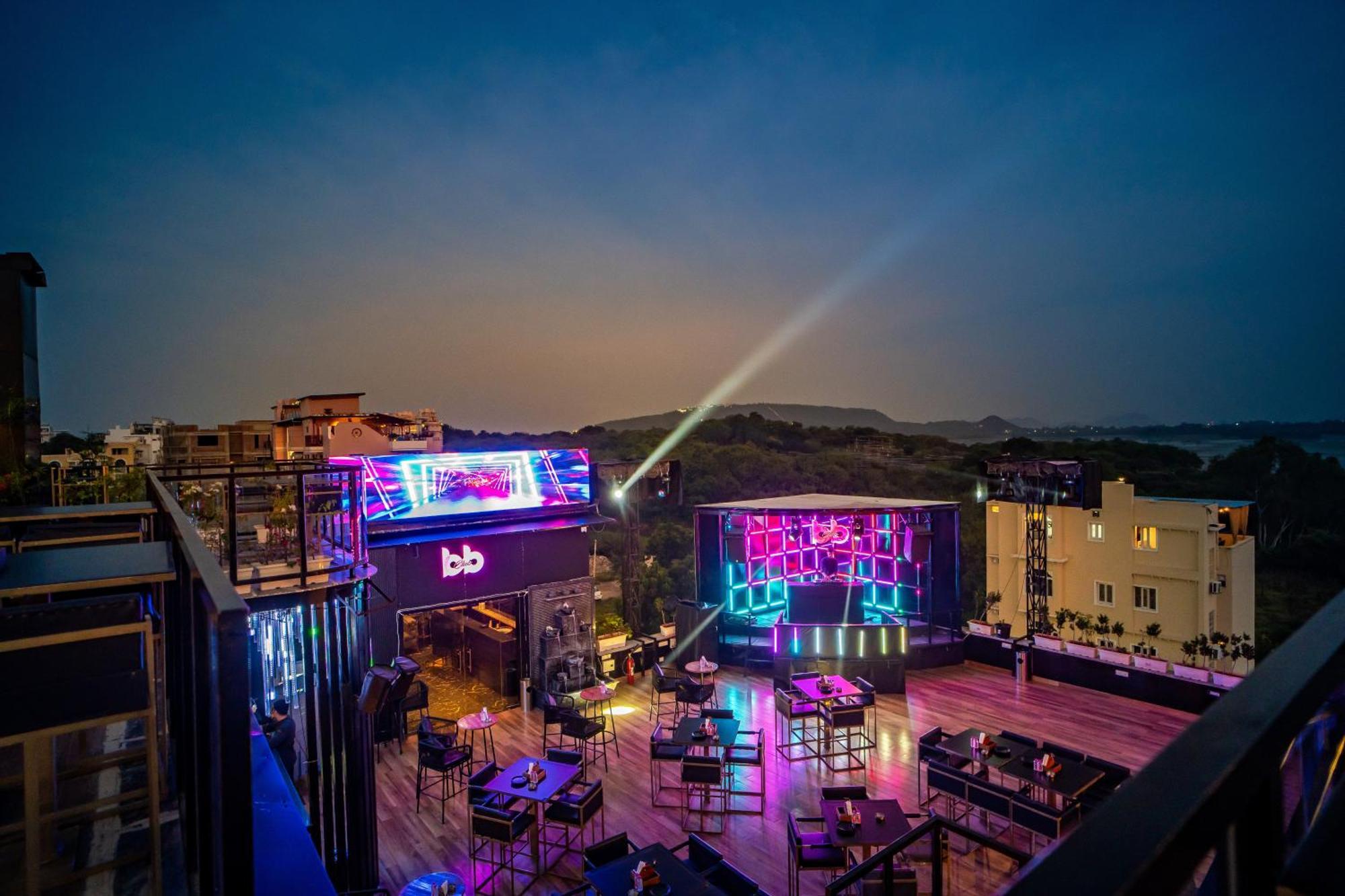 Отель The Courtyard - Beyond Bar & Club Удайпур Экстерьер фото