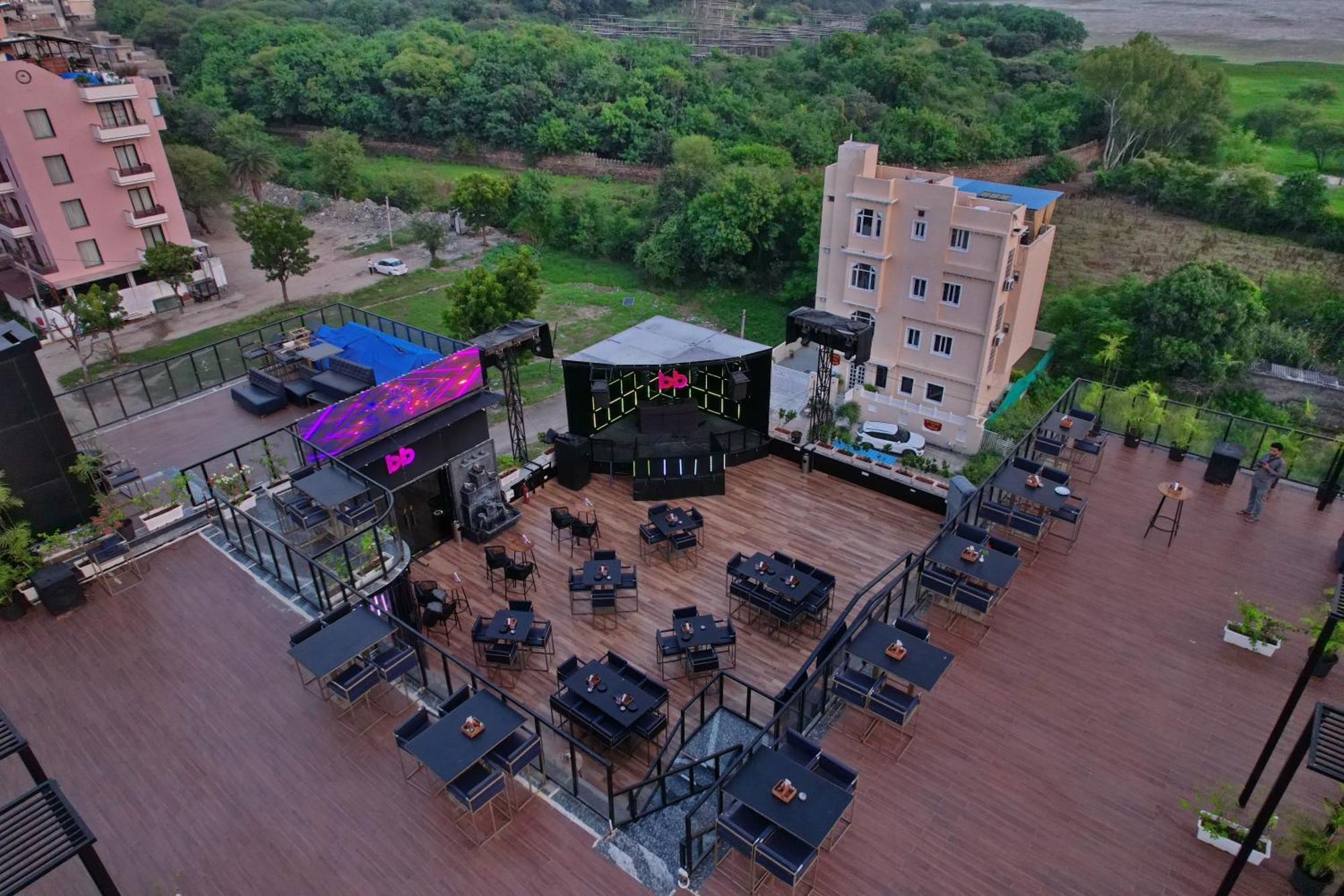 Отель The Courtyard - Beyond Bar & Club Удайпур Экстерьер фото