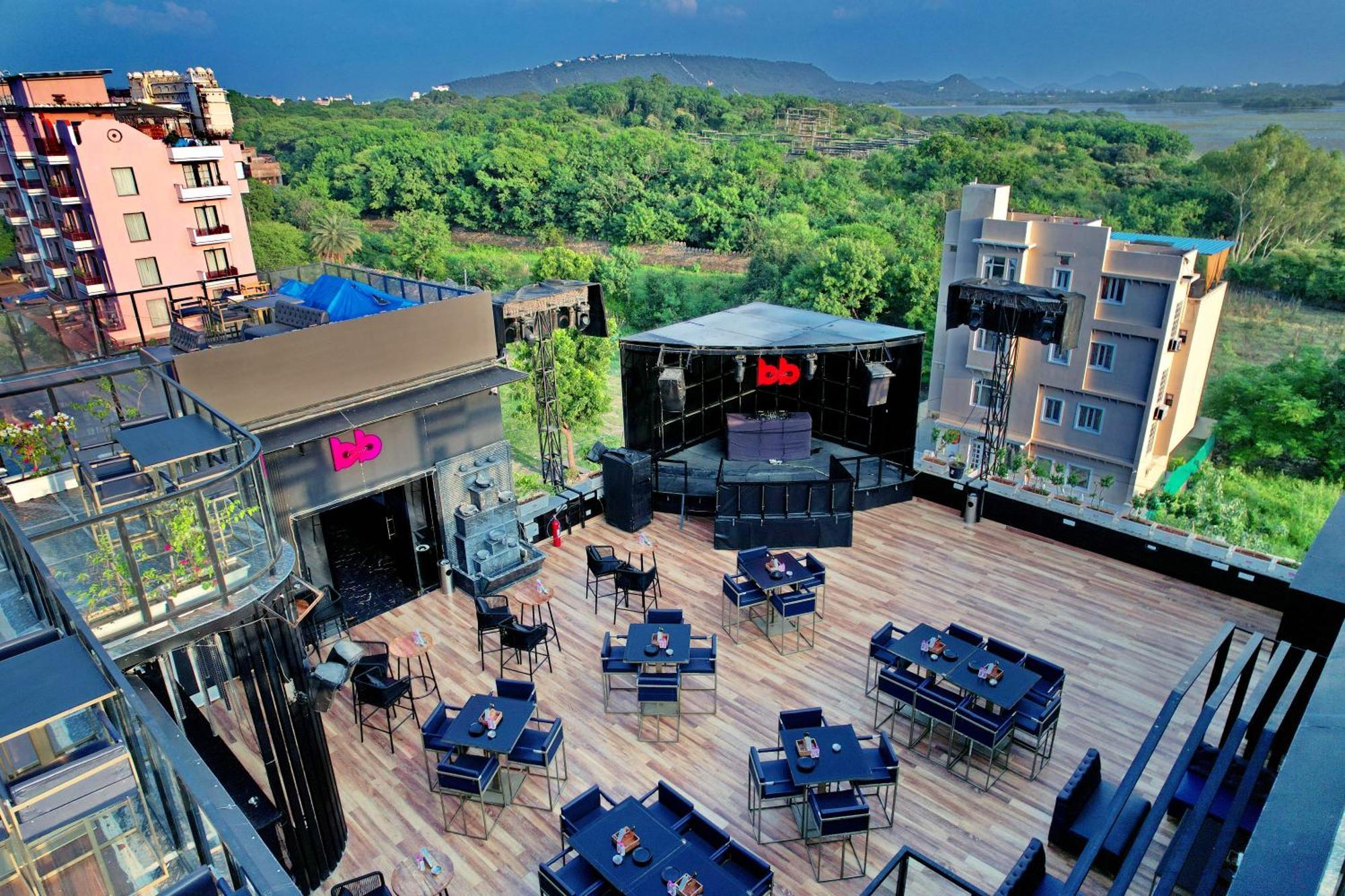 Отель The Courtyard - Beyond Bar & Club Удайпур Экстерьер фото