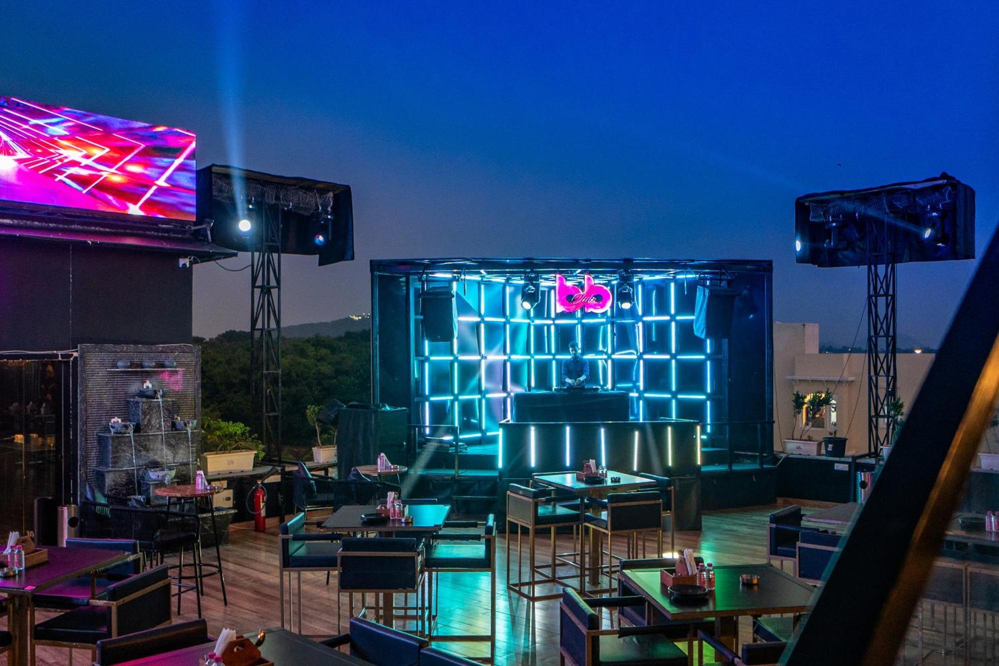 Отель The Courtyard - Beyond Bar & Club Удайпур Экстерьер фото