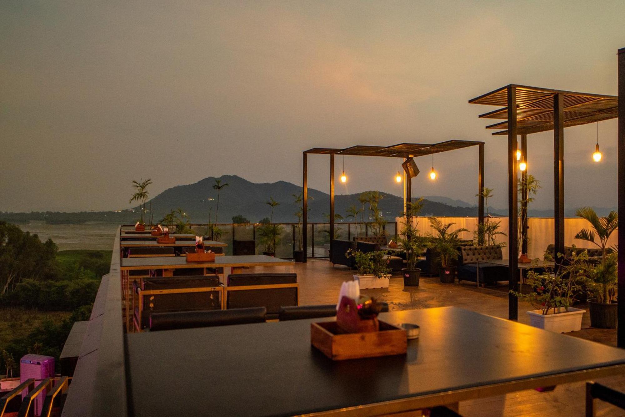 Отель The Courtyard - Beyond Bar & Club Удайпур Экстерьер фото